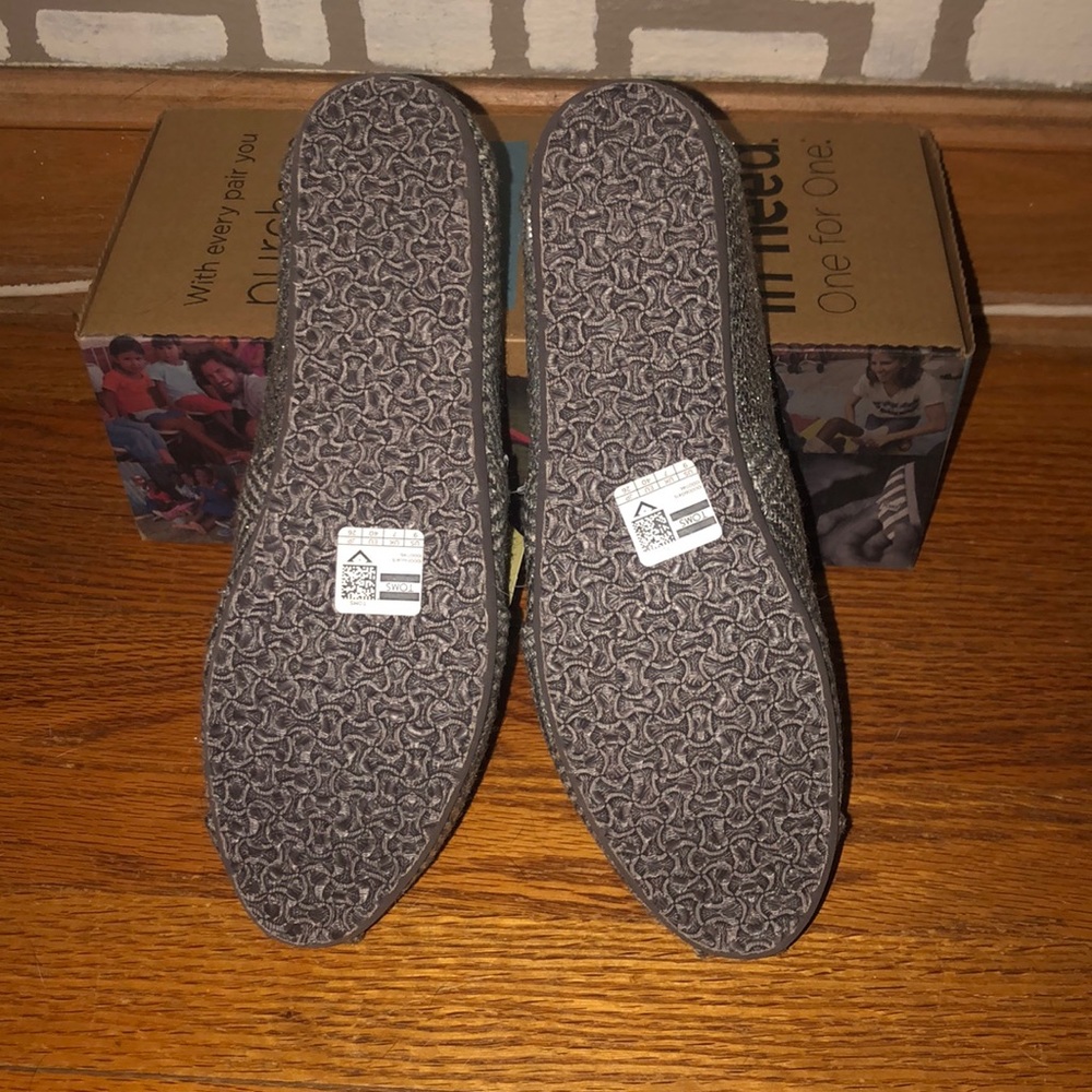 Toms—NWT - Picture 3 of 4